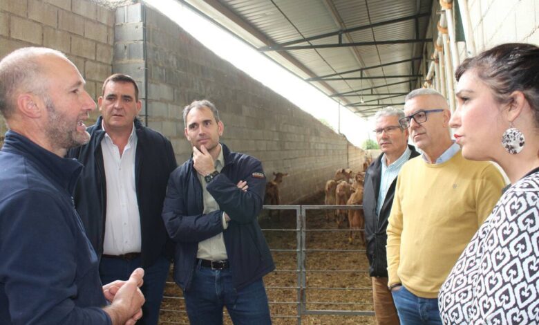 Toni Valero junto a dirigentes locales de IU a una pequeña explotación ganadera en la localidad malagueña de Sedella