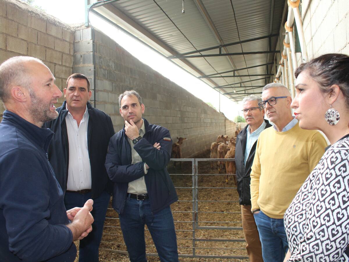 Toni Valero junto a dirigentes locales de IU a una pequeña explotación ganadera en la localidad malagueña de Sedella