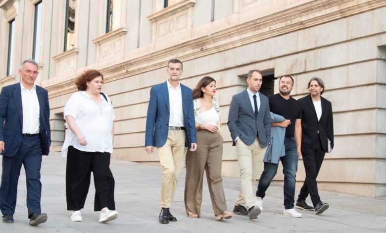 Antonio Maíllo a su llegada esta mañana al Congreso junto a dirigentes y diputados/as de Izquierda Unida