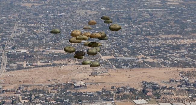 Imagenes del lanzamiento de ayuda a Gaza del Ministerio de Defensa