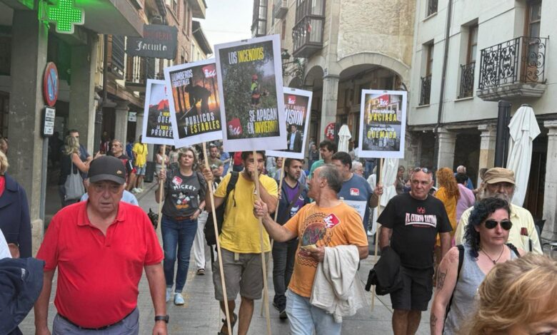 Izquierda Unida lleva todo el mes de agosto movilizándose por los incendios que asolan Castilla y León, como en la manifestación en Cervera de Pisuerga (Palencia) de la imagen. Foto IU.