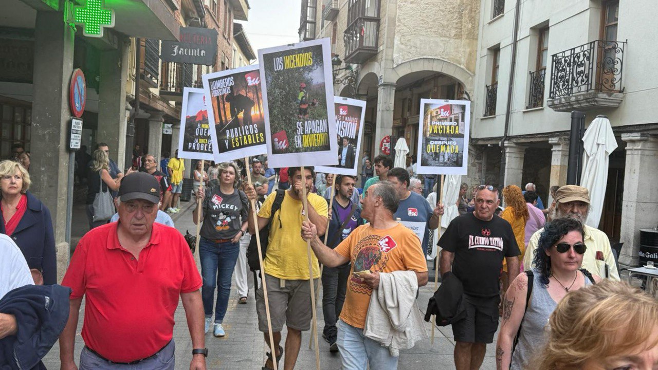 Izquierda Unida lleva todo el mes de agosto movilizándose por los incendios que asolan Castilla y León, como en la manifestación en Cervera de Pisuerga (Palencia) de la imagen. Foto IU.