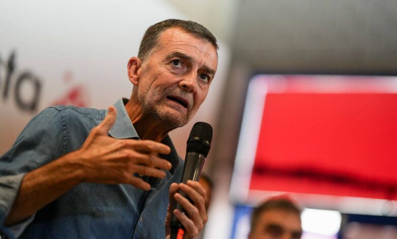 El coordinador federal de Izquierda Unida tacha de “cinismo absoluto” el documento ideado por la dirección nacional del Partido Popular y sus ‘barones’ autonómicos, que lanzó ayer domingo desde Murcia su todavía líder, Alberto Núñez Feijóo. Maíllo considera que las medidas propuestas en diferentes áreas, pero sobre todo en materia de política migratoria, supone “sobre todo una derrota política del Partido Popular, que va a inflar a Vox con esa estrategia”. El máximo responsable de IU advirtió en una entrevista en ‘La hora de la 1’ de TVE que “el PP lleva mucho tiempo desesperado y se está dedicando a competir con Vox, con lo cual le va a salir el tiro por la culata”, porque desde el partido que defiende postulados racistas “les van a ganar en los temas que marca Vox y la ultraderecha”. “El Partido Popular -incidió- intenta ponerse en el centro, pero cada vez está más en la extrema derecha y es una pena para el sistema democrático español, pero es así” y avisó de que “la población española tiene que tomar conciencia con respecto a esta deriva”. Valoró como “demostración del cinismo del PP” su idea de crear un ‘visado por puntos’ para vivir y trabajar en España, y propuestas para endurecer el régimen de entrada y permanencia, limitar las ayudas sociales y reforzar la obligatoriedad de lo que la derecha llama ‘integración’ contenido en la denominada ‘Declaración de Murcia’. Entra con ello en una “identificación cruel e injusta de la migración con la delincuencia, con un problema de seguridad, en lo que coinciden con Junts”, pero sobre todo “entran en una dinámica con Vox a la desesperada por competir por un mismo electorado”, subrayó Maíllo. En concreto, sobre el ‘visado por puntos’ valoró que es “absolutamente discriminatorio e inconstitucional”, por lo que vaticinó que “no pasará ninguna prueba de constitucionalidad”. Antonio Maíllo cree que en el PP “están en la deriva de Vox y de Trump”, el presidente norteamericano, por lo que valoró a Feijóo ya solo “le falta proponer la próxima vez, como están haciendo en Estados Unidos, que los policías vayan con bridas vigilando en las obras por todo el país para detener migrantes”, al tiempo que criticó el rechazo de la derecha a la atención de menores migrantes “que ya aclama el cielo”, sobre todo cuando habla de esos mismos menores, por ejemplo, que “han perdido a sus padres en cayucos cuando iban camino de Canarias”.