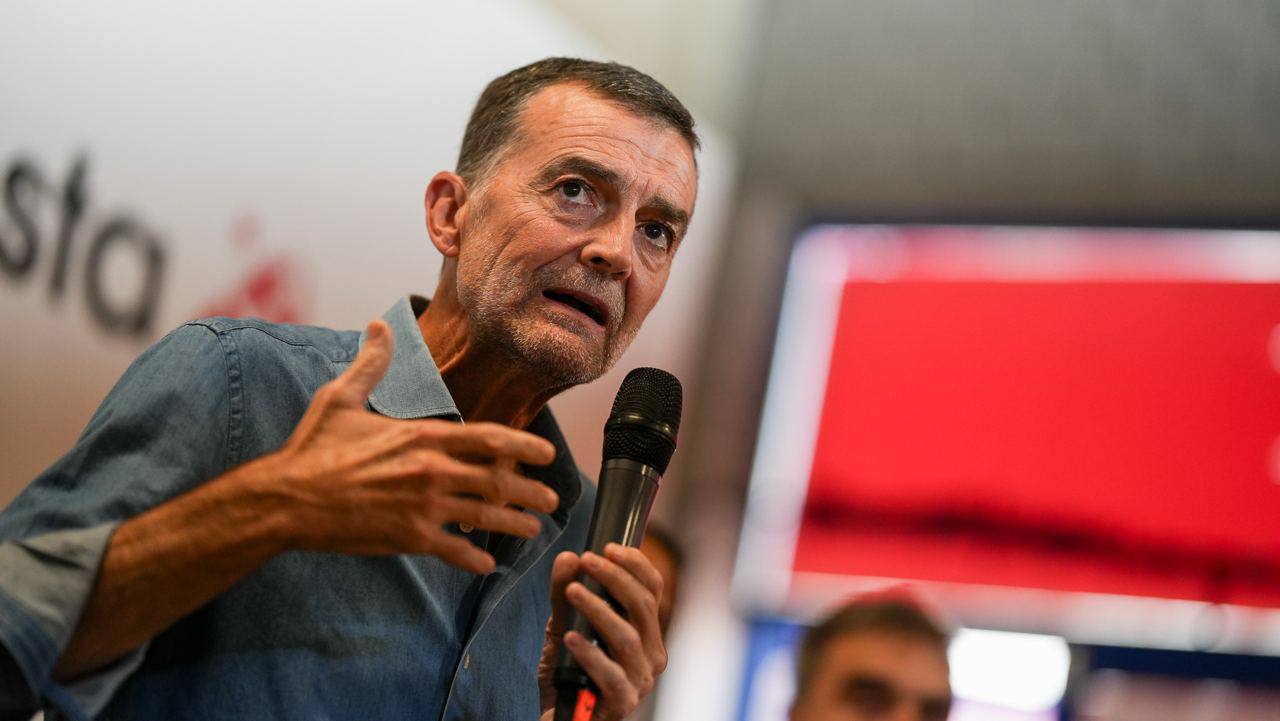 El coordinador federal de Izquierda Unida tacha de “cinismo absoluto” el documento ideado por la dirección nacional del Partido Popular y sus ‘barones’ autonómicos, que lanzó ayer domingo desde Murcia su todavía líder, Alberto Núñez Feijóo. Maíllo considera que las medidas propuestas en diferentes áreas, pero sobre todo en materia de política migratoria, supone “sobre todo una derrota política del Partido Popular, que va a inflar a Vox con esa estrategia”. El máximo responsable de IU advirtió en una entrevista en ‘La hora de la 1’ de TVE que “el PP lleva mucho tiempo desesperado y se está dedicando a competir con Vox, con lo cual le va a salir el tiro por la culata”, porque desde el partido que defiende postulados racistas “les van a ganar en los temas que marca Vox y la ultraderecha”. “El Partido Popular -incidió- intenta ponerse en el centro, pero cada vez está más en la extrema derecha y es una pena para el sistema democrático español, pero es así” y avisó de que “la población española tiene que tomar conciencia con respecto a esta deriva”. Valoró como “demostración del cinismo del PP” su idea de crear un ‘visado por puntos’ para vivir y trabajar en España, y propuestas para endurecer el régimen de entrada y permanencia, limitar las ayudas sociales y reforzar la obligatoriedad de lo que la derecha llama ‘integración’ contenido en la denominada ‘Declaración de Murcia’. Entra con ello en una “identificación cruel e injusta de la migración con la delincuencia, con un problema de seguridad, en lo que coinciden con Junts”, pero sobre todo “entran en una dinámica con Vox a la desesperada por competir por un mismo electorado”, subrayó Maíllo. En concreto, sobre el ‘visado por puntos’ valoró que es “absolutamente discriminatorio e inconstitucional”, por lo que vaticinó que “no pasará ninguna prueba de constitucionalidad”. Antonio Maíllo cree que en el PP “están en la deriva de Vox y de Trump”, el presidente norteamericano, por lo que valoró a Feijóo ya solo “le falta proponer la próxima vez, como están haciendo en Estados Unidos, que los policías vayan con bridas vigilando en las obras por todo el país para detener migrantes”, al tiempo que criticó el rechazo de la derecha a la atención de menores migrantes “que ya aclama el cielo”, sobre todo cuando habla de esos mismos menores, por ejemplo, que “han perdido a sus padres en cayucos cuando iban camino de Canarias”.
