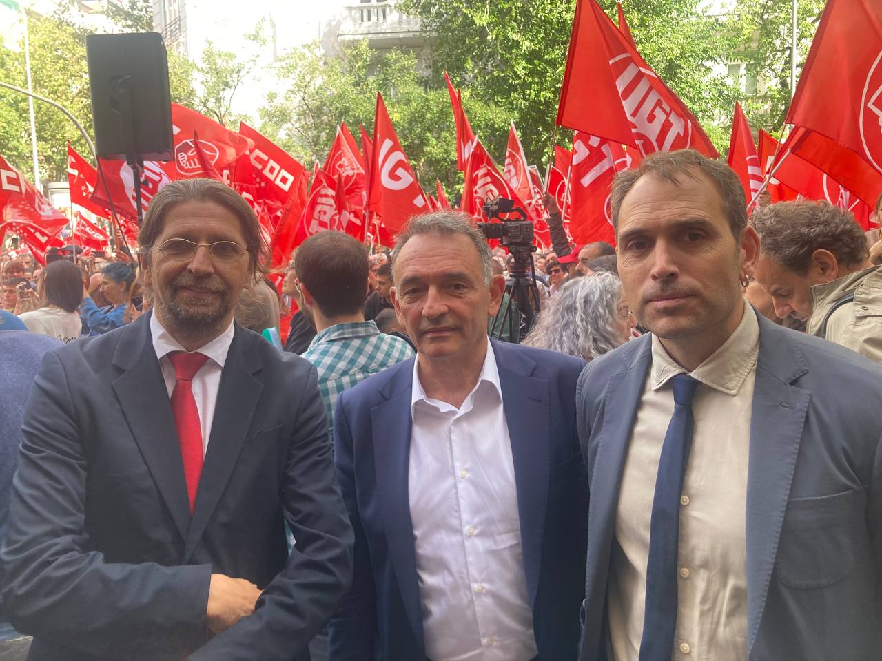 Enrique Santiago, flanqueado por Toni Valero y el tambien diputado de IU Francisco Sierra, durante una reciente movilización sindical