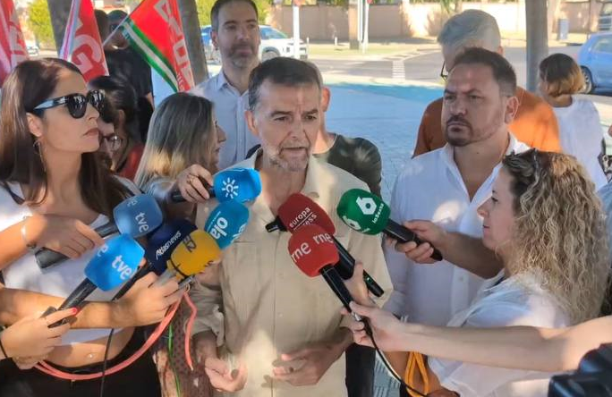 Antonio Maíllo durante sus declaraciones a los medios en Sevilla