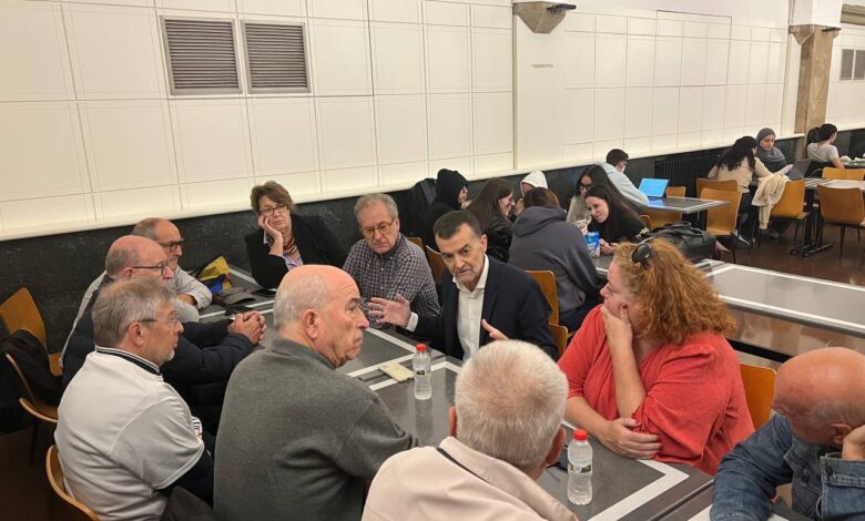 Antonio Maíllo dirigiéndose a representantes de Marea Pensionista durante la reunión mantenida esta mañana en Barcelona tras participar en una concentración.