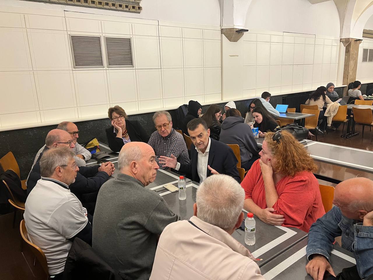 Antonio Maíllo dirigiéndose a representantes de Marea Pensionista durante la reunión mantenida esta mañana en Barcelona tras participar en una concentración.