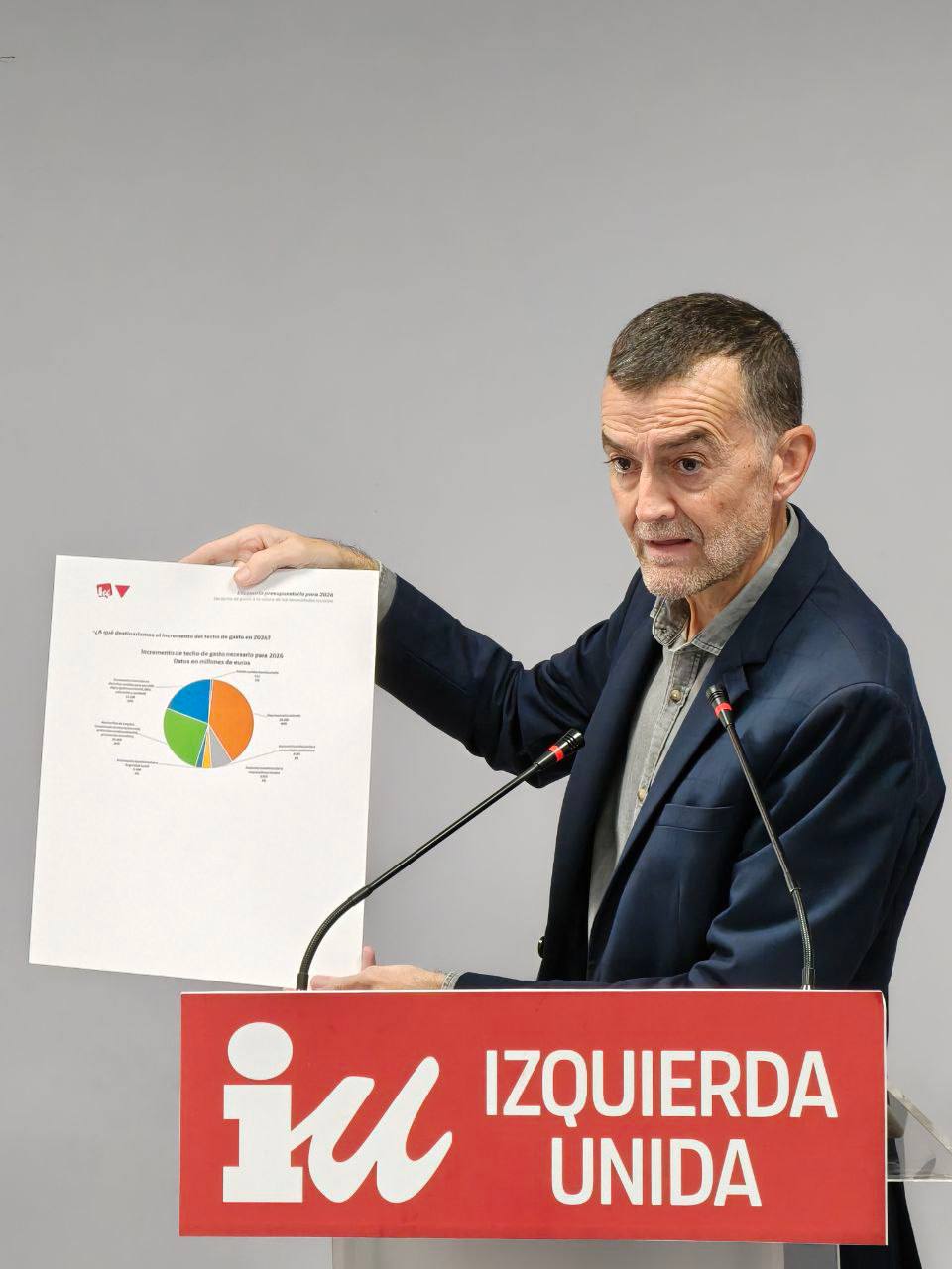 Antonio Maíllo durante sus explicaciones en la rueda de prensa de esta mañana en la sede de IU en Sevilla