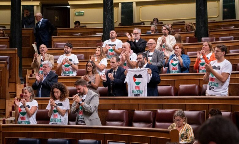 diputados/as del Grupo Plurinacional Sumar aplaudiendo a Enrique Santiago tras acabar su intervención de esta tarde en el Pleno del Congreso