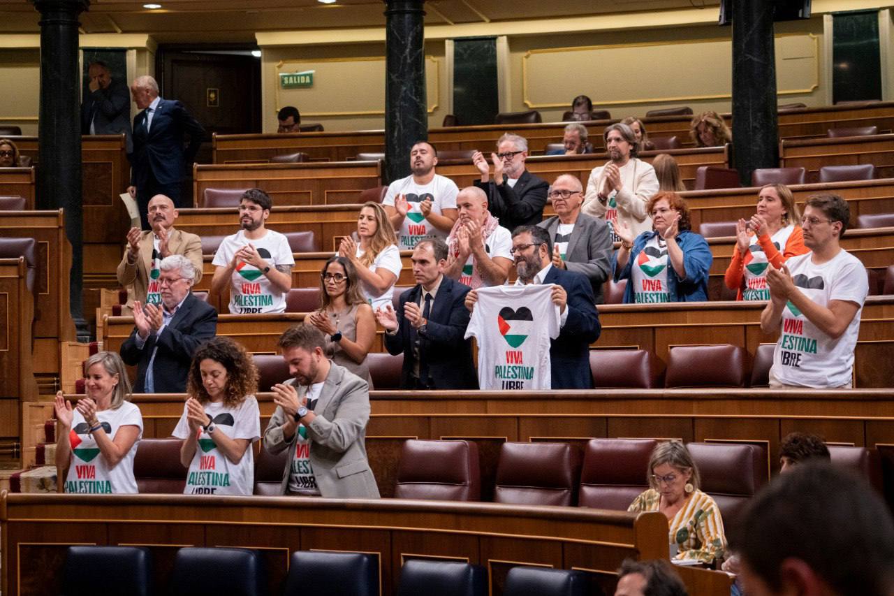 diputados/as del Grupo Plurinacional Sumar aplaudiendo a Enrique Santiago tras acabar su intervención de esta tarde en el Pleno del Congreso