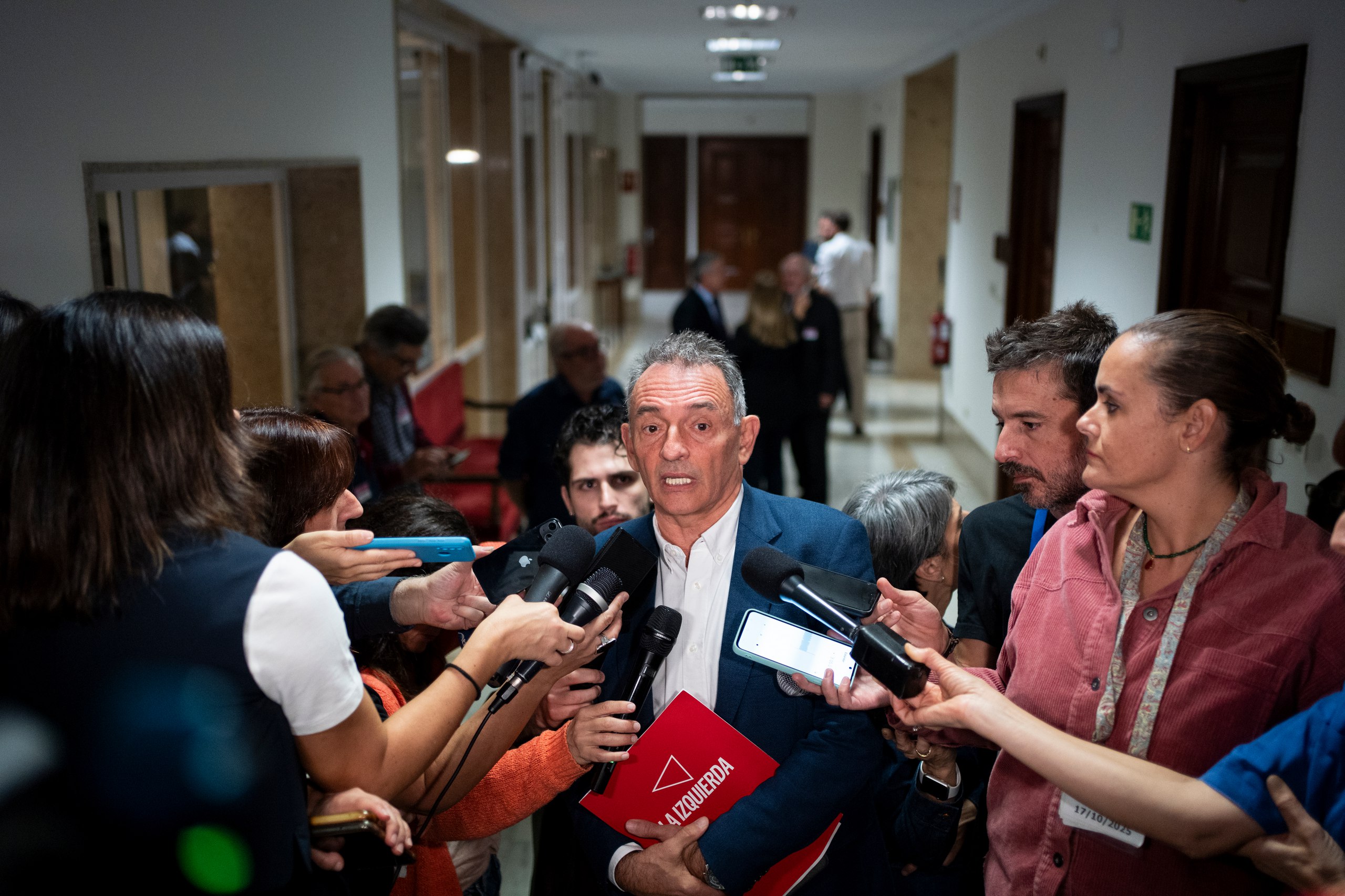 Enrique Santiago durante sus declaraciones a los medios a su llegada esta mañana a la jornada parlamentaria en la que intervino