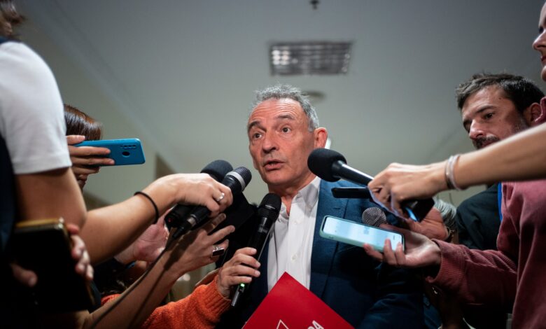 Enrique Santiago durante sus declaraciones a los medios a su llegada esta mañana a una jornada parlamentaria en la que intervenía.