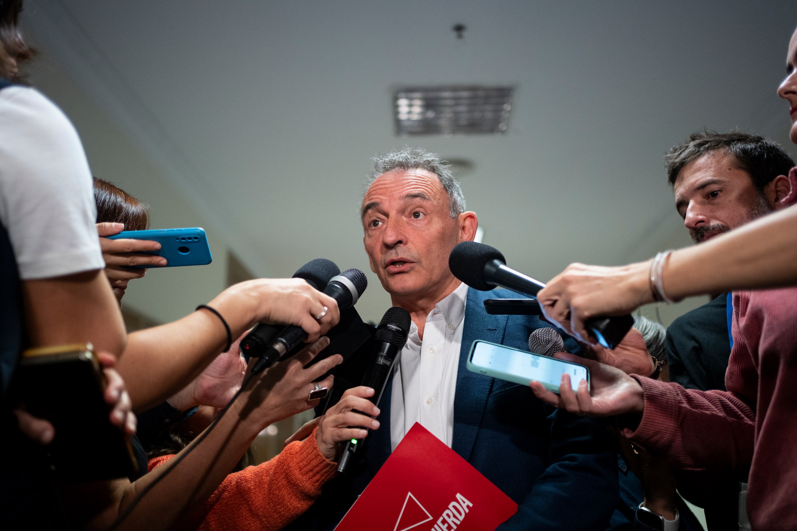 Enrique Santiago durante sus declaraciones a los medios a su llegada esta mañana a una jornada parlamentaria en la que intervenía.