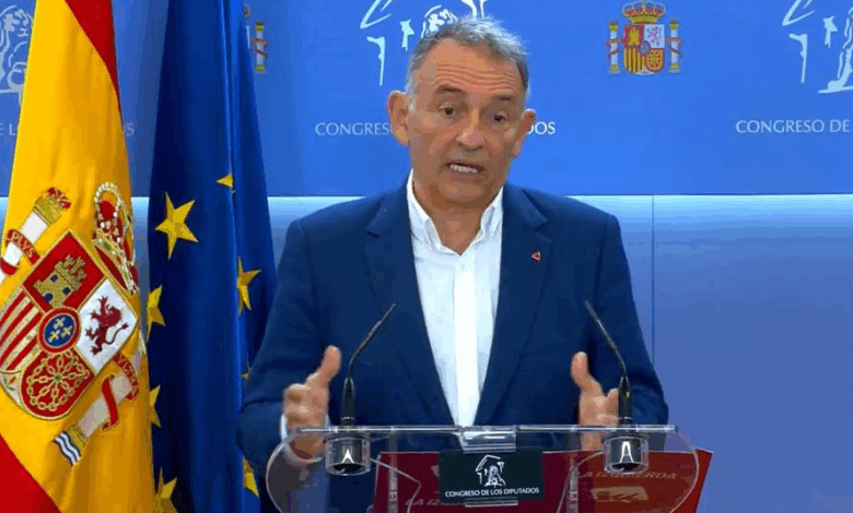 Enrique Santiago durante la rueda de prensa de esta mañana en el Congreso