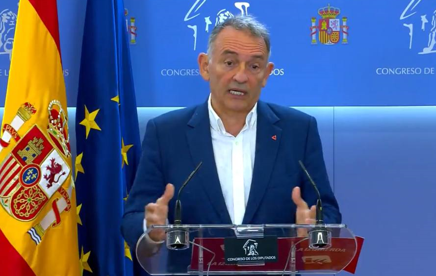 Enrique Santiago durante la rueda de prensa de esta mañana en el Congreso