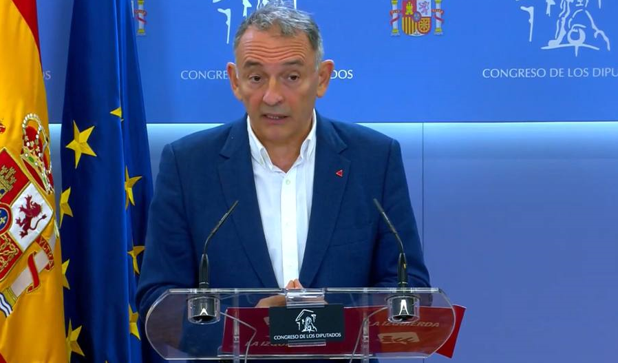 Enrique Santiago durante la rueda de prensa de esta mañana en el Congreso