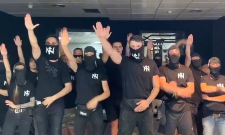 Escuadristas de Nucleo Nacional en un vídeo haciendo el saludo nazi