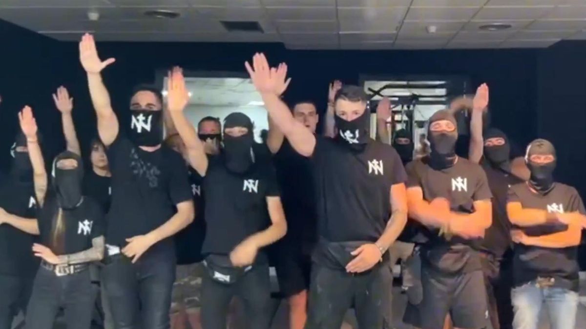 Escuadristas de Nucleo Nacional en un vídeo haciendo el saludo nazi