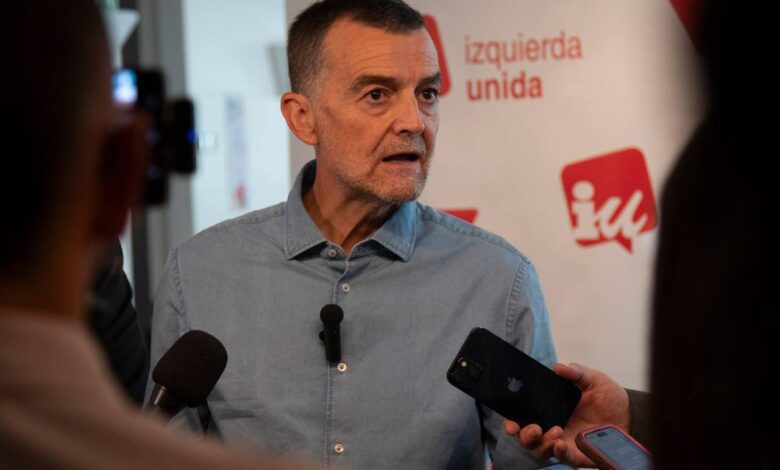 Antonio Maíllo durante sus declaraciones de esta mañana en las dependencias de IU en el Congreso