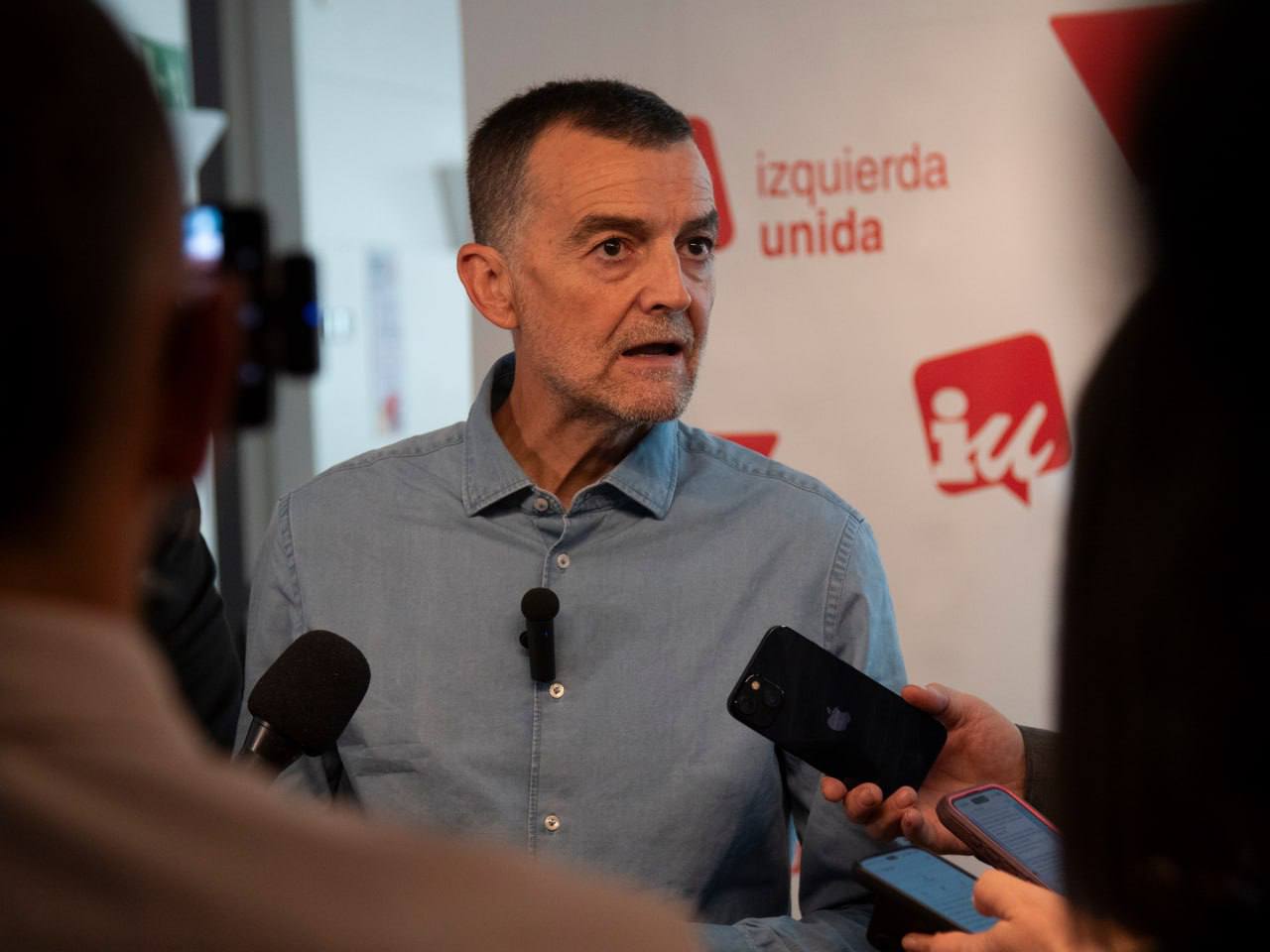 Antonio Maíllo durante sus declaraciones de esta mañana en las dependencias de IU en el Congreso