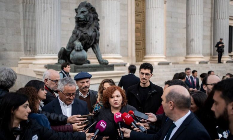 Engracia Rivera mientras responde a los medios tras intervenir en el debate en el Pleno del Congreso de la reforma del Estatuto de Autonomía de Castilla-La Mancha