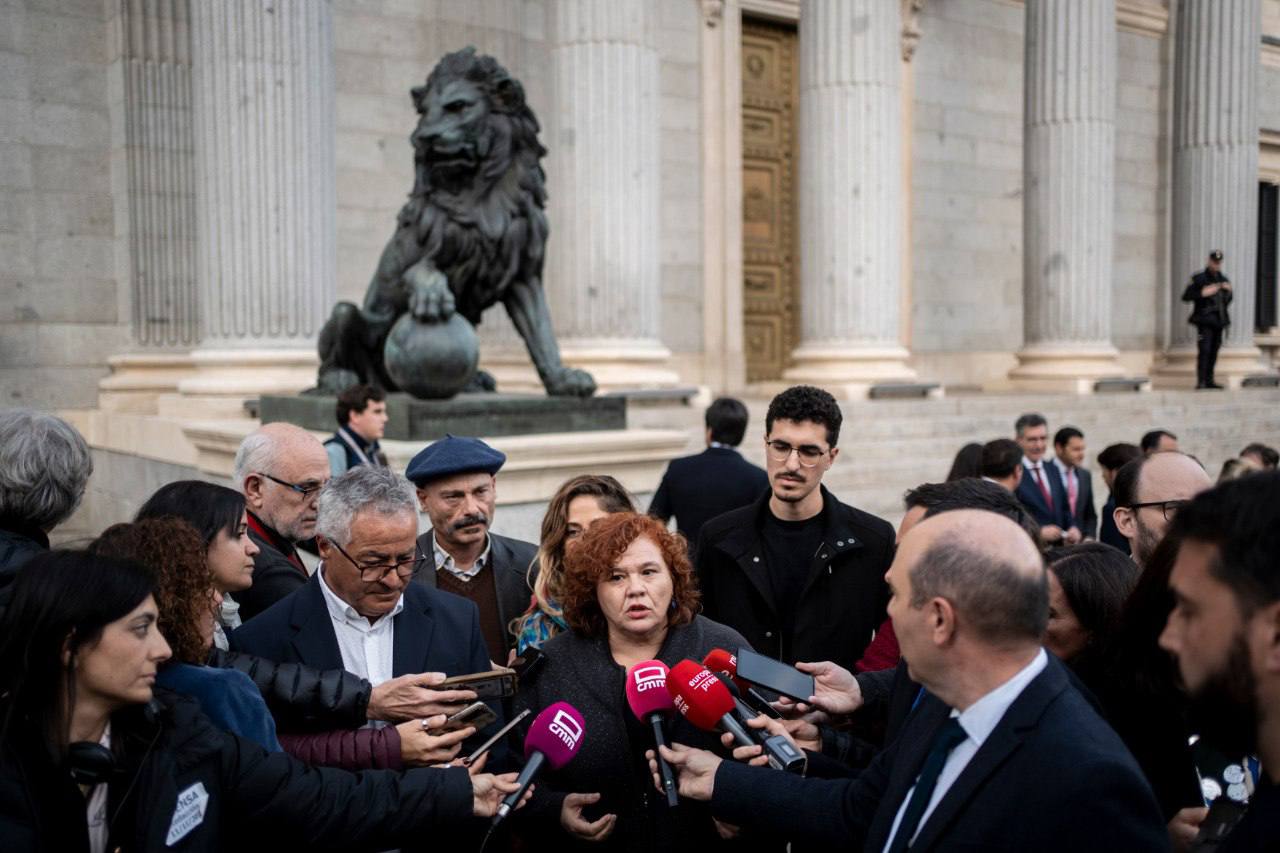 Engracia Rivera mientras responde a los medios tras intervenir en el debate en el Pleno del Congreso de la reforma del Estatuto de Autonomía de Castilla-La Mancha