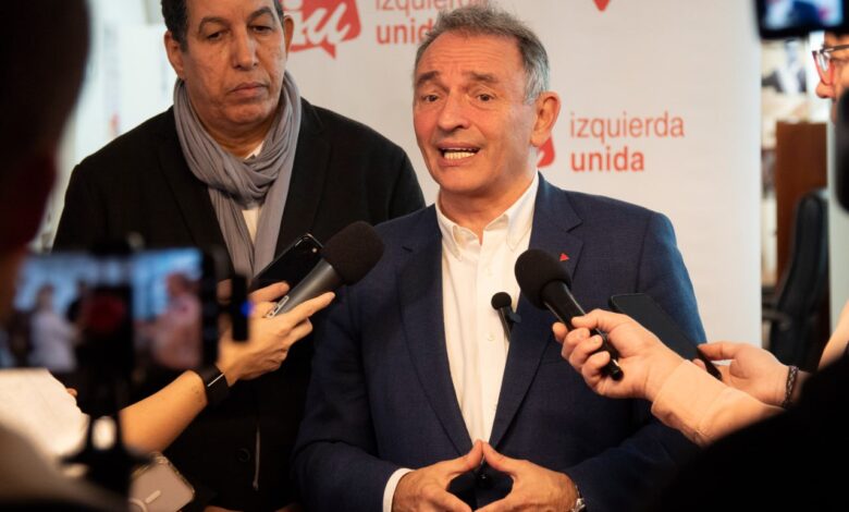 Enrique Santiago y Abdulah Arabi durante sus declaraciones de esta mañana en dependencias de Izquierda Unida en el Congreso.