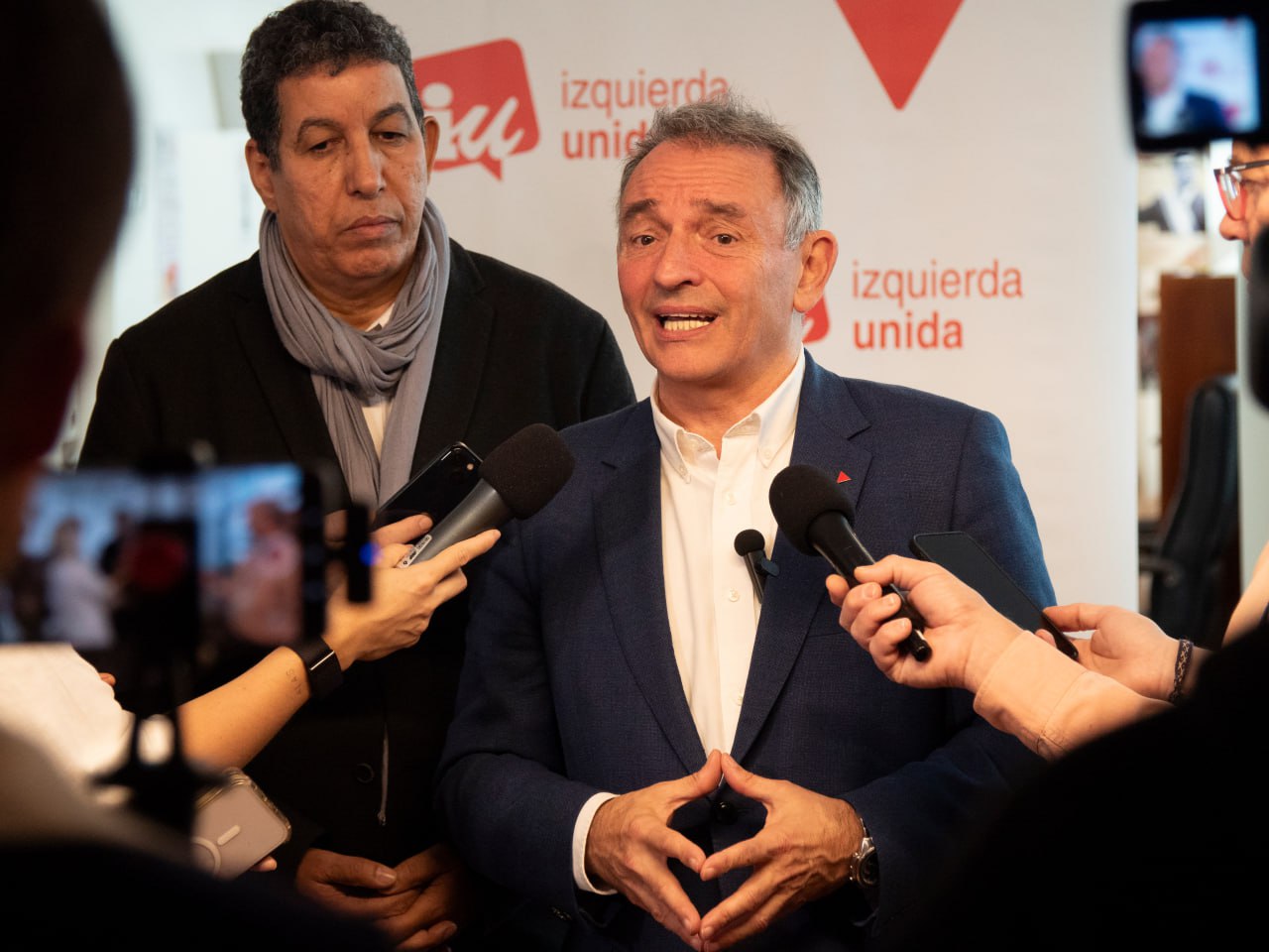 Enrique Santiago y Abdulah Arabi durante sus declaraciones de esta mañana en dependencias de Izquierda Unida en el Congreso.