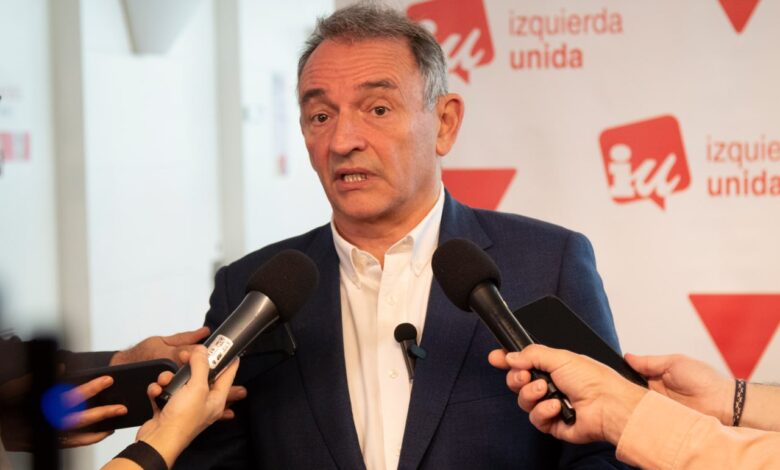 Enrique Santiago durante sus declaraciones de esta mañana en las dependencias de IU en el Congreso