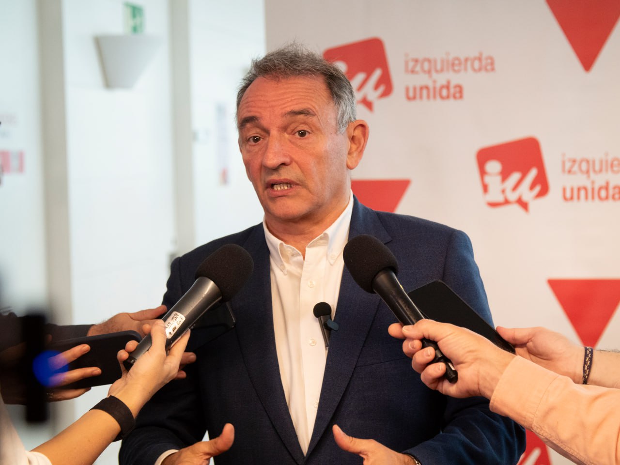 Enrique Santiago durante sus declaraciones de esta mañana en las dependencias de IU en el Congreso