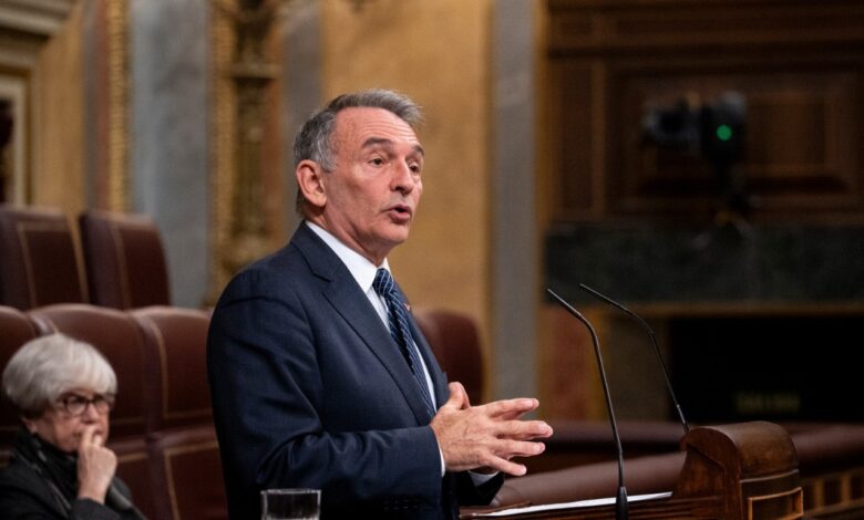 Enrique Santiago durante su intervención de esta tarde en el Pleno del Congreso