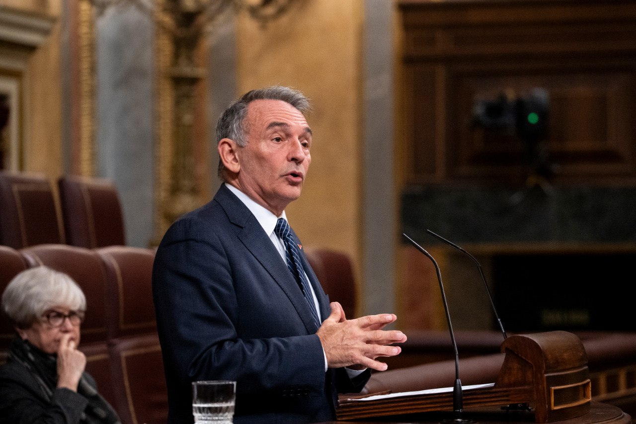 Enrique Santiago durante su intervención de esta tarde en el Pleno del Congreso