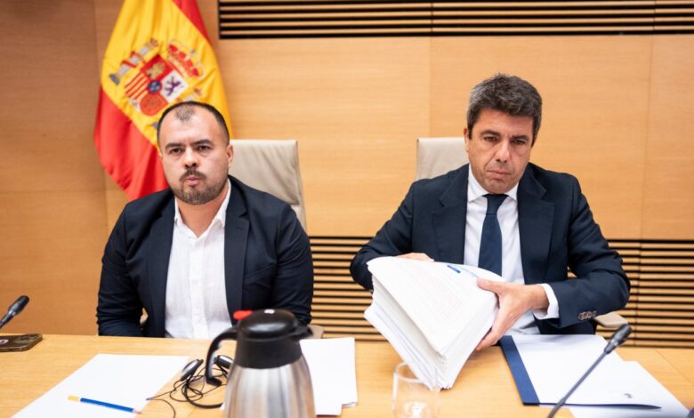 Nahuel González junto a Carlos Mazón en la Mesa de la Presidencia de la comisión de investigación de la Dana en el Congreso