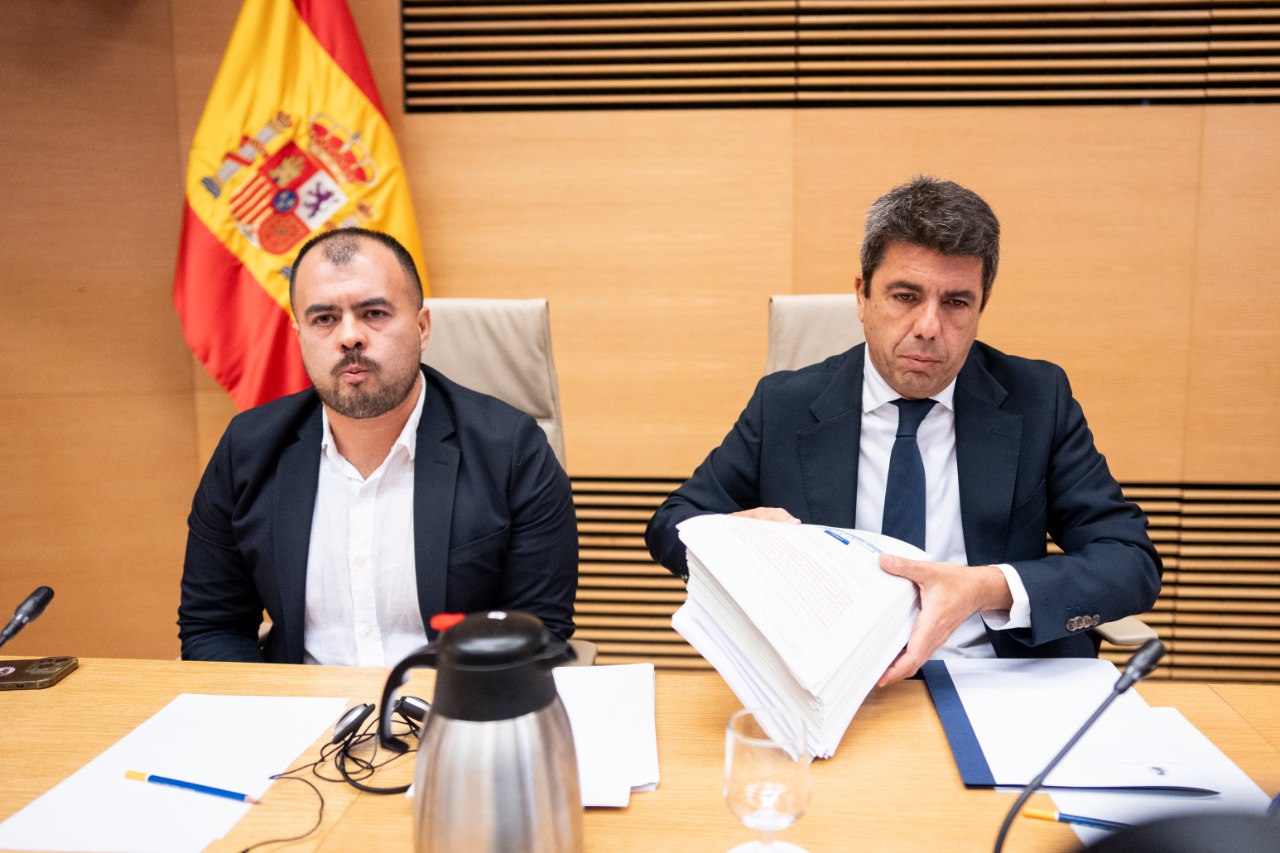 Nahuel González junto a Carlos Mazón en la Mesa de la Presidencia de la comisión de investigación de la Dana en el Congreso