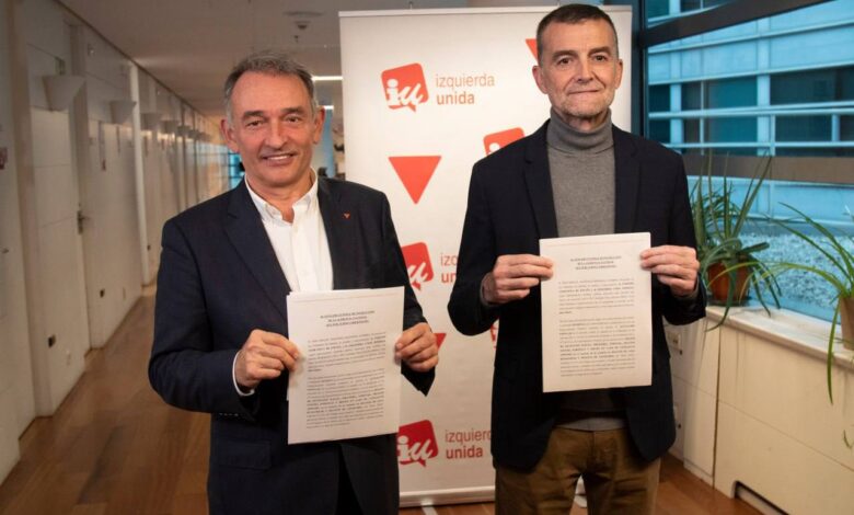 Antonio Maíllo y de Enrique Santiago durante la presentación del contenido de la querella a los medios en dependencias del Congreso