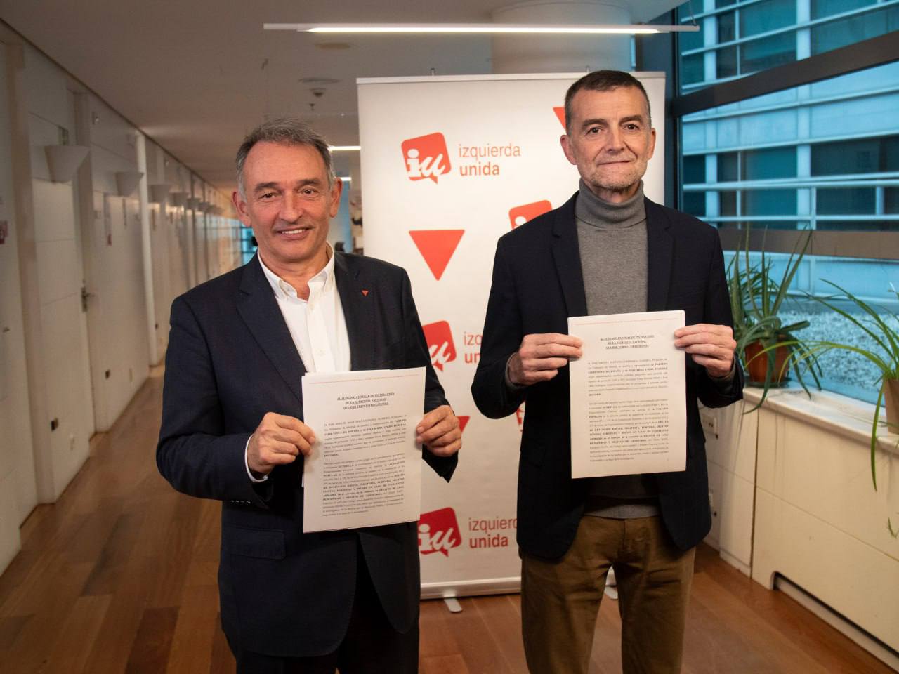 Antonio Maíllo y de Enrique Santiago durante la presentación del contenido de la querella a los medios en dependencias del Congreso