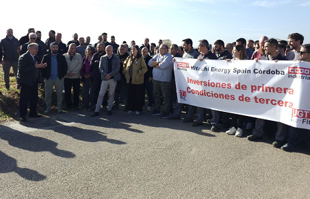 Enrique Santiago mientras habla a miembros de la plantilla de Hitachi Energy mientras se concentraban esta mañana en el exterior de sus instalaciones para defender sus derechos