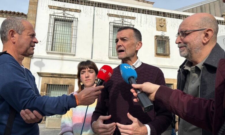 Antonio Maíllo durante las declaraciones de esta mañana en la localidad cacereña de Miajadas, en su segunda jornada en la campaña electoral autonómica de Extremadura.