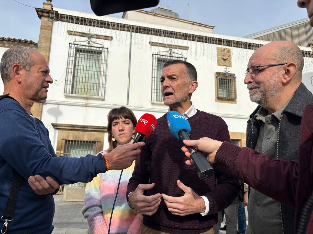 Antonio Maíllo durante las declaraciones de esta mañana en la localidad cacereña de Miajadas, en su segunda jornada en la campaña electoral autonómica de Extremadura.