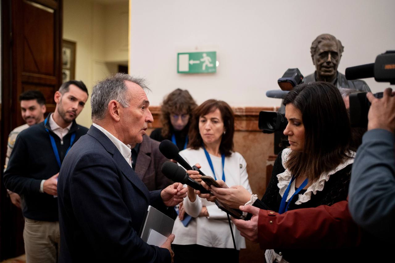 Enrique Santiago durante sus declaraciones de hoy a la entrada del Hemiciclo del Congreso