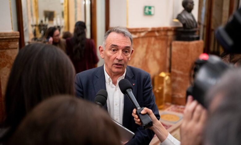 Enrique Santiago durante sus declaraciones de hoy a la entrada del Hemiciclo del Congreso