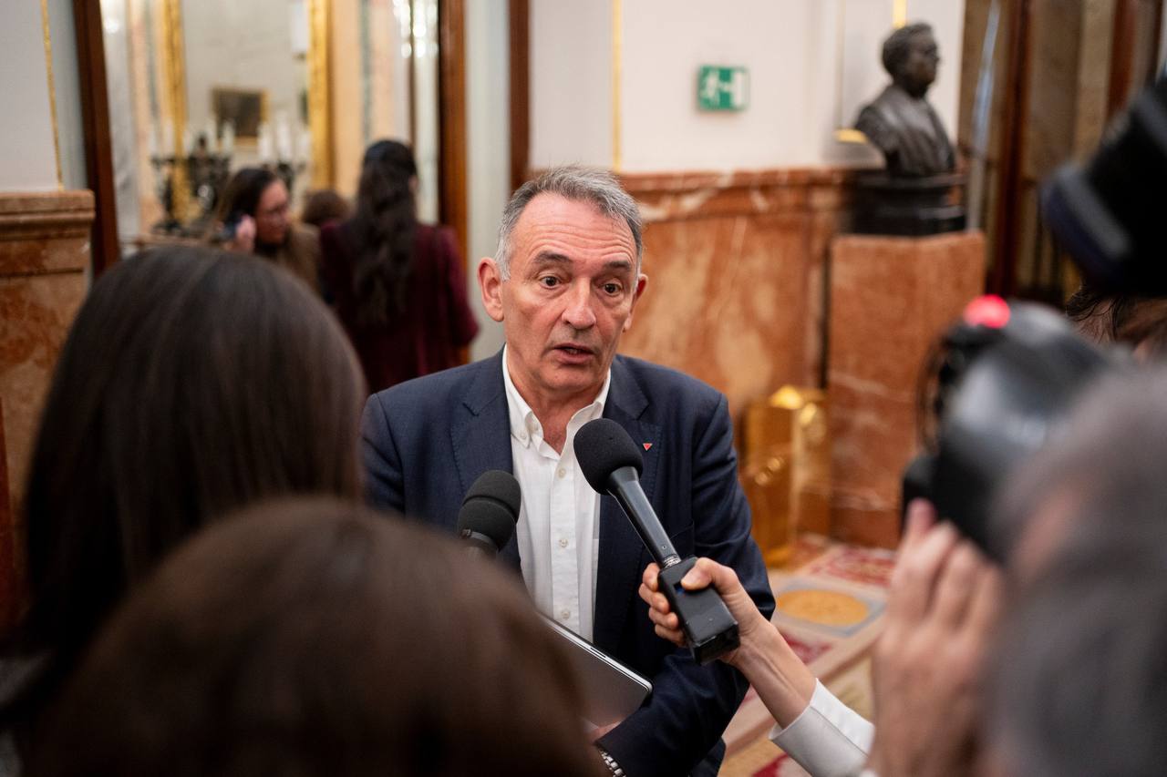 Enrique Santiago durante sus declaraciones de hoy a la entrada del Hemiciclo del Congreso