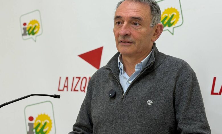 Enrique Santiago durante las declaraciones realizadas esta mañana en la sede de IU en Córdoba