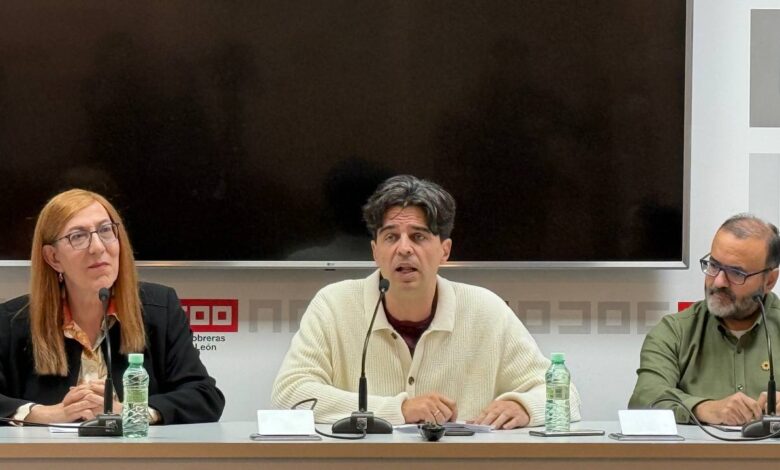 Juan Gascón, nacido en 1975, es profesor de enseñanza secundaria. Fue elegido en dos ocasiones concejal en el Ayuntamiento de Palencia, puesto que desempeñó entre 2011 y 2019. Es coordinador general de IU Castilla y León desde mayo de 2020.