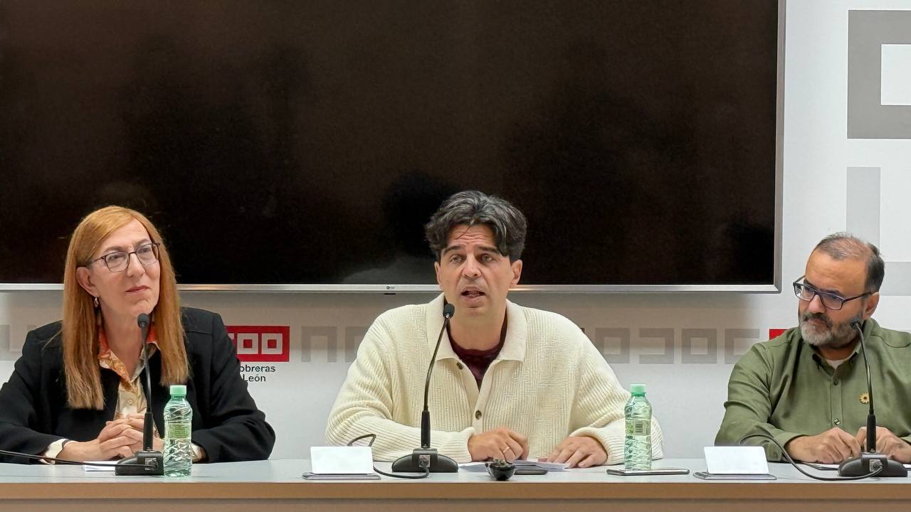 Juan Gascón, nacido en 1975, es profesor de enseñanza secundaria. Fue elegido en dos ocasiones concejal en el Ayuntamiento de Palencia, puesto que desempeñó entre 2011 y 2019. Es coordinador general de IU Castilla y León desde mayo de 2020.