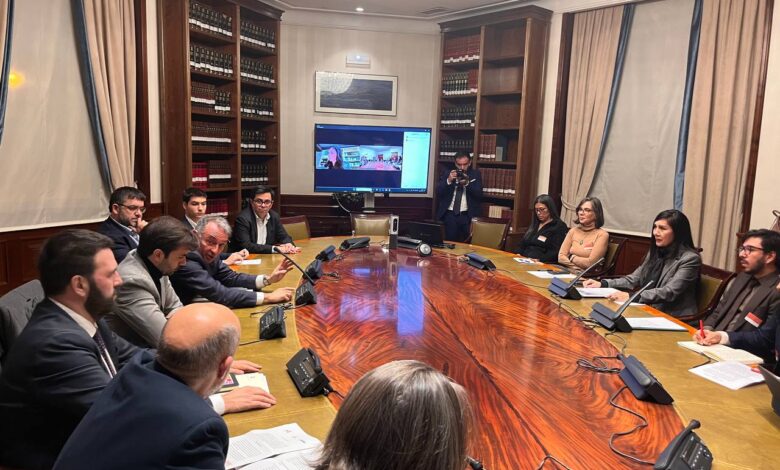 imagen de la reciente reunión mantenida en el Congreso por varios de los/as diputados/as firmantes con altos representantes de las embajadas de Venezuela y Colombia para conocer de primera mano su valoración sobre los acontecimientos y trasladarles su solidaridad