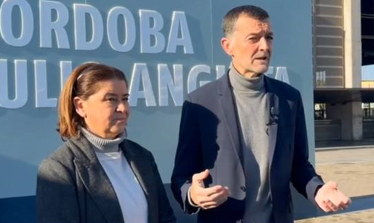 Antonio Maíllo, junto a Irene Ruiz, durante su valoración esta mañana en Córdoba del mensaje navideño del jefe del Estado.