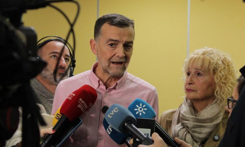 Antonio Maíllo mientras atiende a los medios en Sevilla junto a Ángela Claverol, presidenta de AMAMA