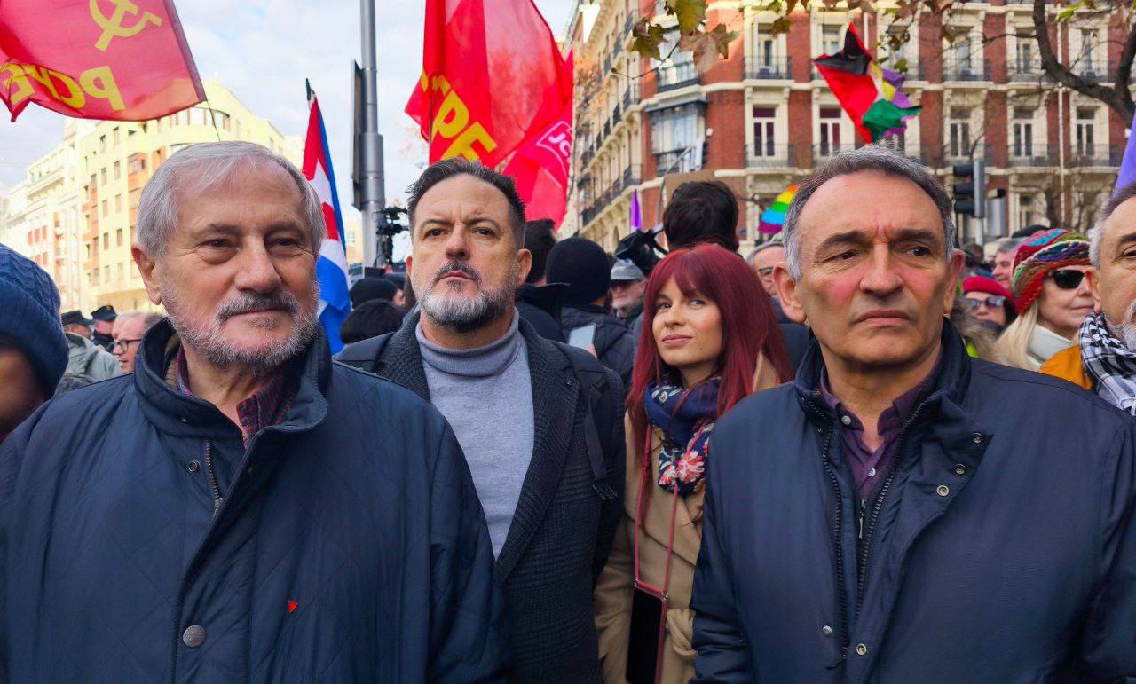 Enrique Santiago junto a dirigentes integrantes de la delegación de IU que ha participado en la concentración de esta mañana frente a la Embajada de EEUU.